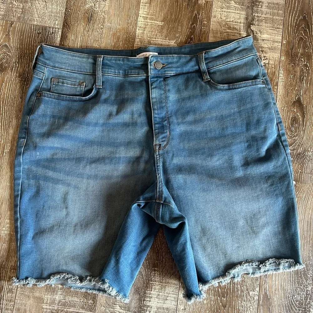 Nine West Women’s Bermuda Mid Rise Denim Jean Shorts Size 28 - Picture 5 of 10